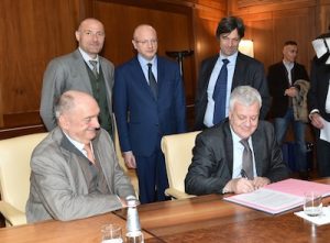 La firma tra il Presidente Enrico Zoppas e il Ministro Gian Luca Galletti (in alto: Tullio Versace, Vincenzo Boccia, Matteo Zoppas)