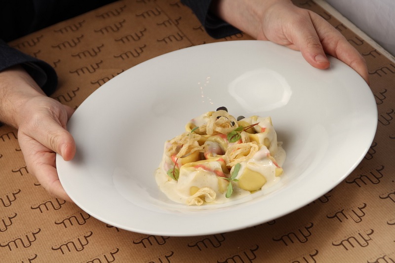 Mischiata di pasta con julienne di calamari,mozzarella a filo e gamberi rossi Sicilia