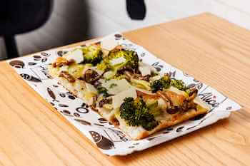 pizza-stagionale-con-broccoli-patate