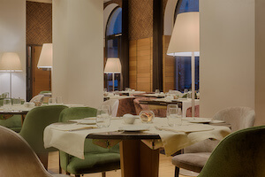 restaurant-interior-tables-lights-la-pista-bistrot