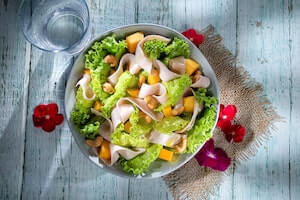 insalata-a-base-di-lattuga-con-straccetti-di-petto-di-tacchino-mango-a-cubetti-e-anacardi