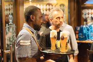 lowengrube-opening-milano-interno
