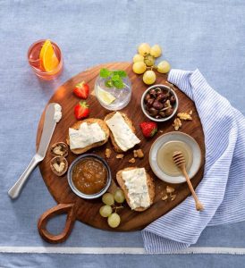 tagliere-misto-con-due-cocktail-gorgonzola-dop-e-marmellate