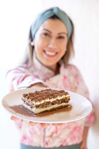 patricia-guerra-con-il-tiramisu-rosso-amore