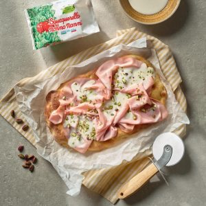 pinsa-con-mortadella-e-squaquerello