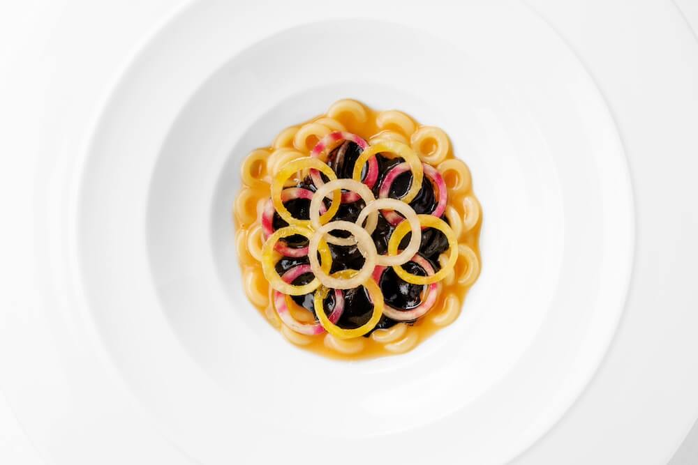 anelletti-di-grano-duro-pomodori-affumucati-e-anelli-di-totani-al-nero-e-limone