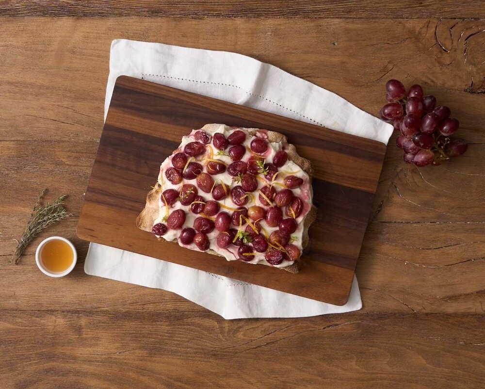 pinsami-pinsa-con-mascarpone-e-uva-arrostita
