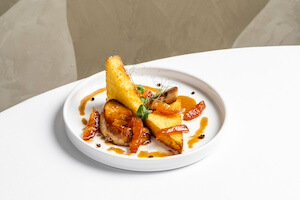 scaloppa-di-foie-gras-pan-brioche-al-fumo-albicocche-candite-e-ristretto-al-pepe-timut